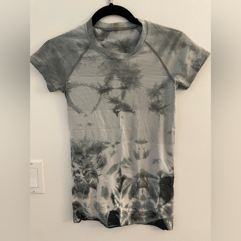 Lululemon swiftly tech tee. Size 4. Small.